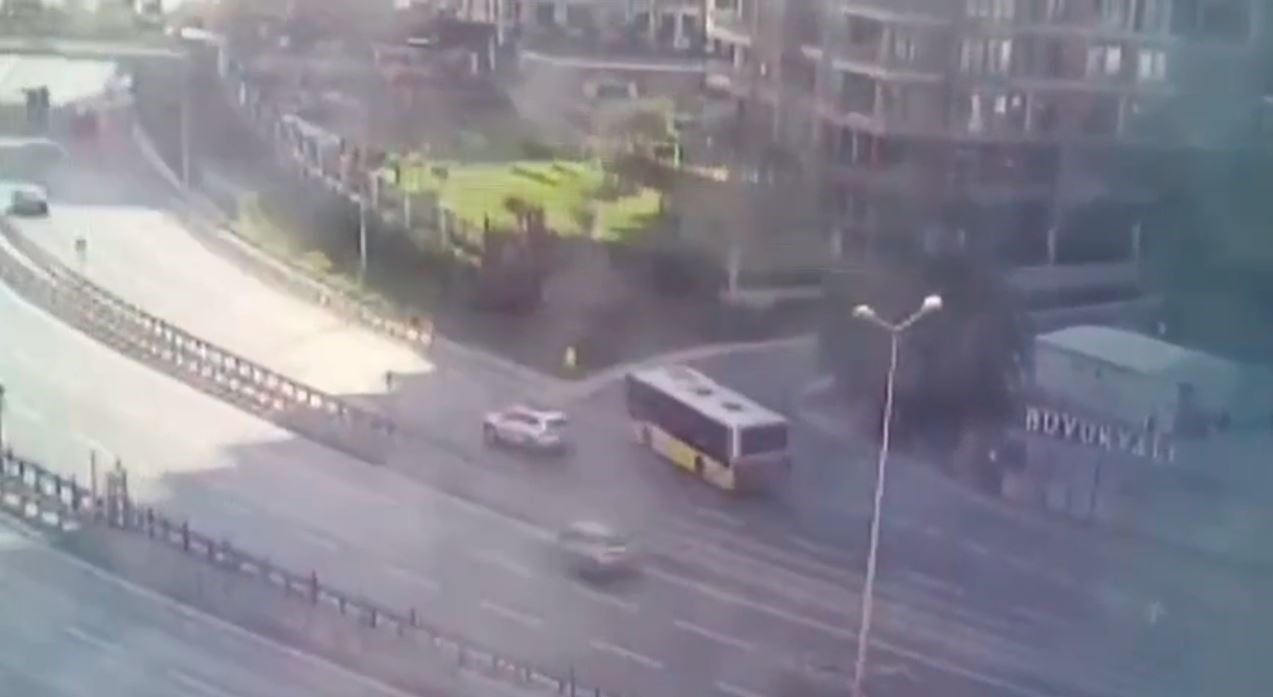ZEYTİNBURNU'NDA SEYİR HALİNDEKİ İETT OTOBÜSÜNÜN SİTE DUVARINA ÇARPMA ANI KAMERAYA YANSIDI.