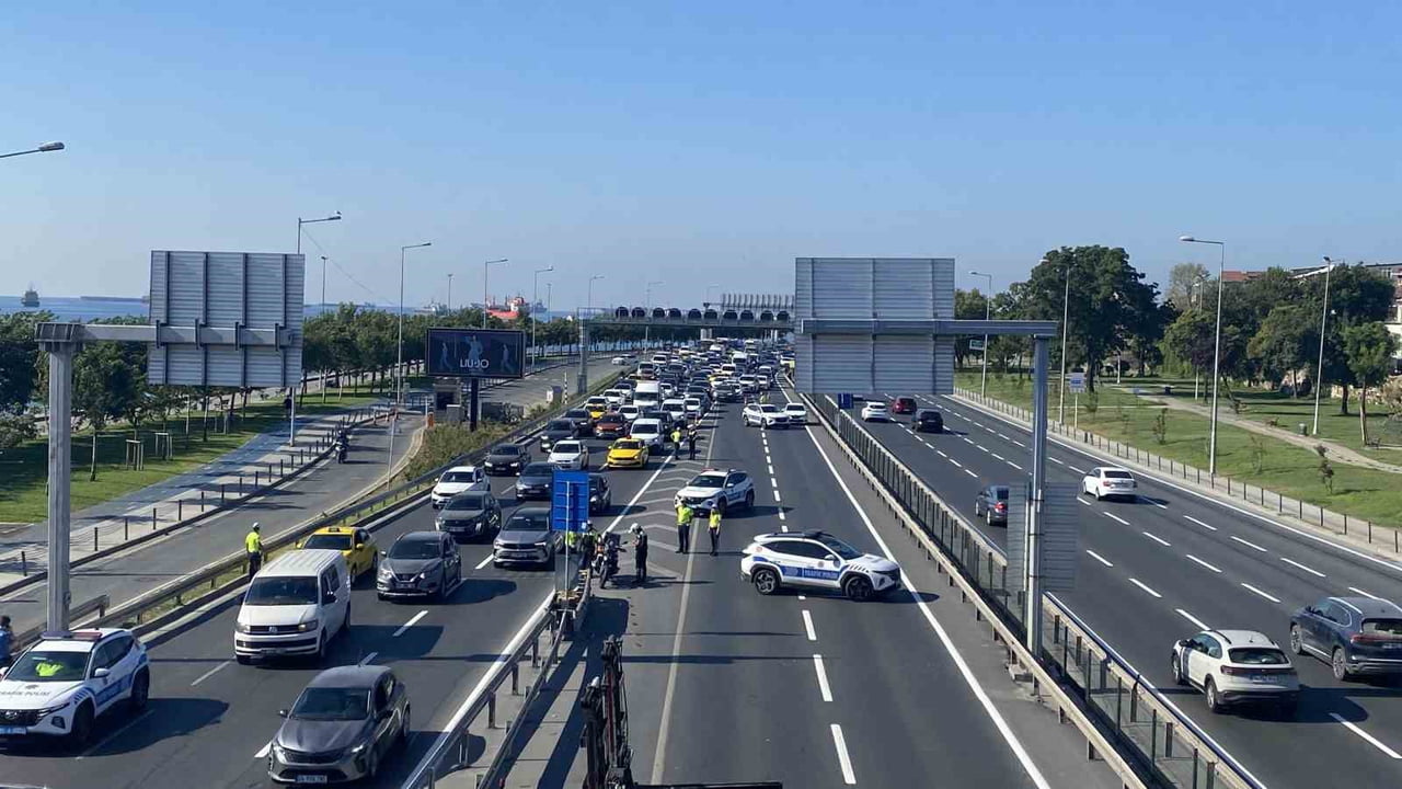 ZEYTİNBURNU'NDA SEYİR HALİNDEKİ PANELVAN ARACIN MOTOR BÖLÜMÜNDE YANGIN ÇIKTI. YANGIN NEDENİYLE...