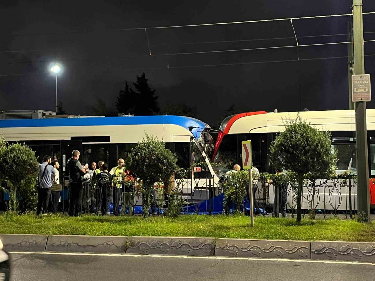 ZEYTİNBURNU'NDA T1 KABATAŞ-BAĞCILAR TRAMVAY HATTI'NIN PAZARTEKKE İLE TOPKAPI DURAKLARI ARASINDA...