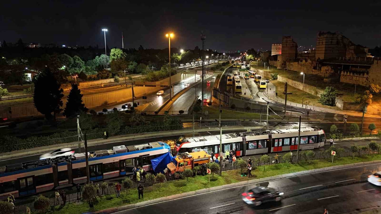 ZEYTİNBURNU'NDA T1 KABATAŞ-BAĞCILAR TRAMVAY HATTI'NIN PAZARTEKKE İLE TOPKAPI DURAKLARI ARASINDA...