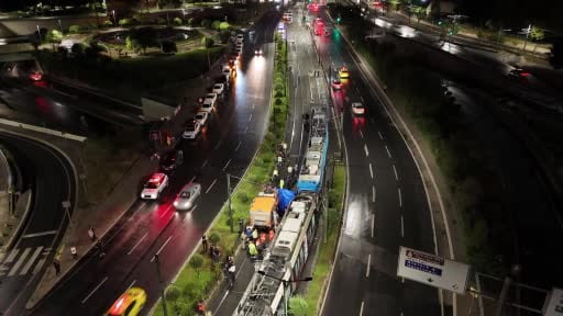 Zeytinburnu’nda 9 kişinin yaralandığı tramvay kazası böyle görüntülendi