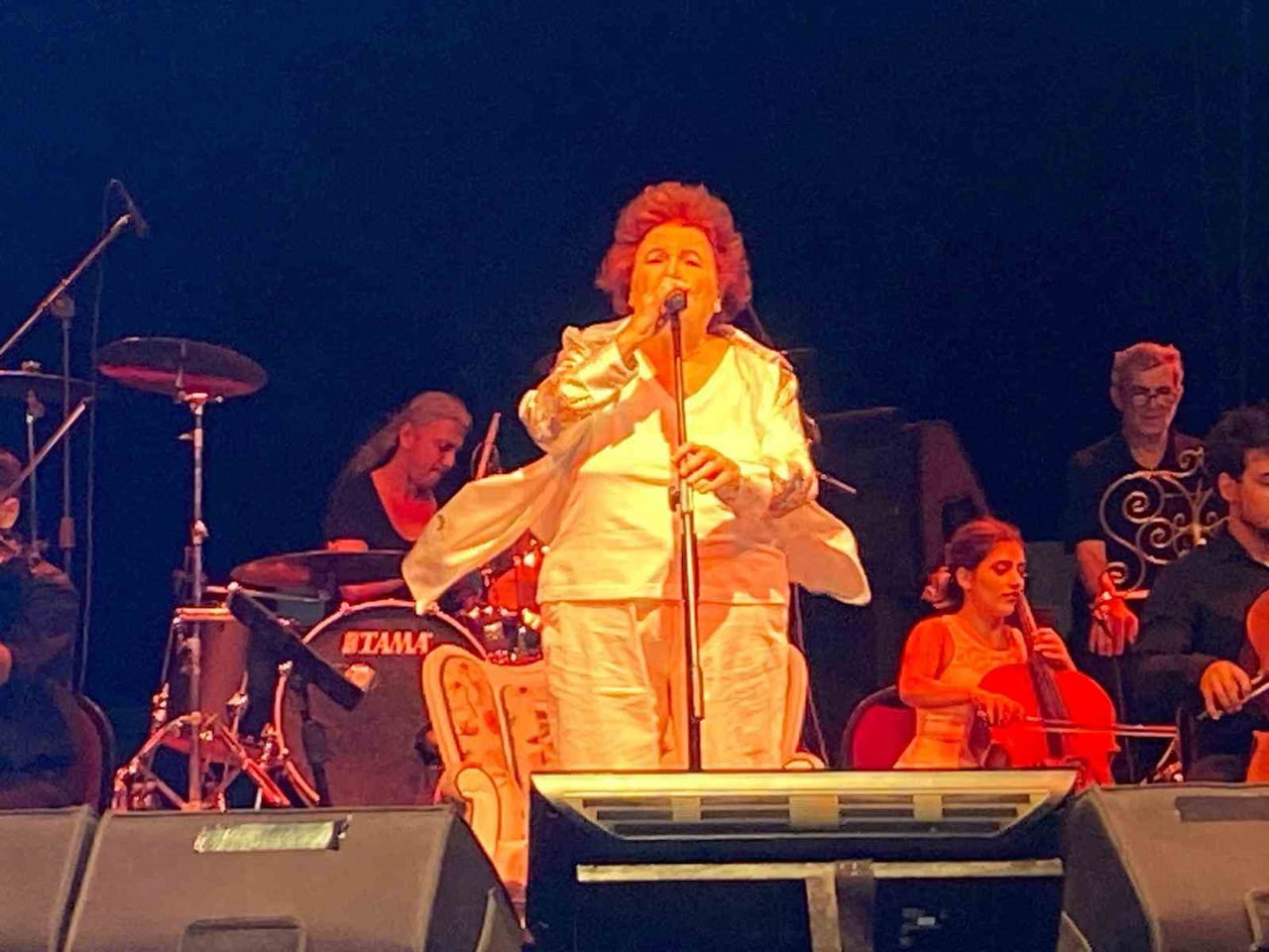 ZEYTİNDALI KÜLTÜR SANAT VE BARIŞ FESTİVALİ'NDE SELDA BAĞCAN KONSER VERDİ