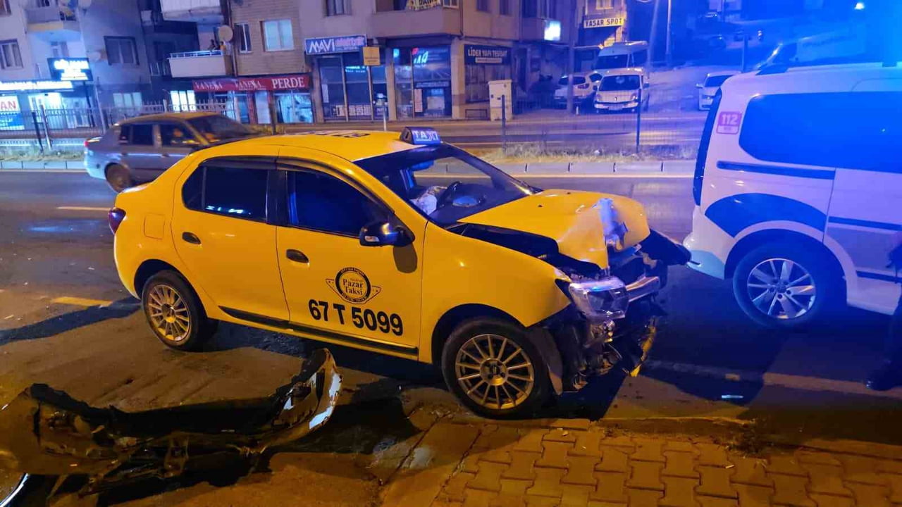 ZONGULDAK'IN EREĞLİ İLÇESİNDE TİCARİ TAKSİ, AYNI İSTİKAMETTE SEYREDEN OTOMOBİLE ARKADAN...