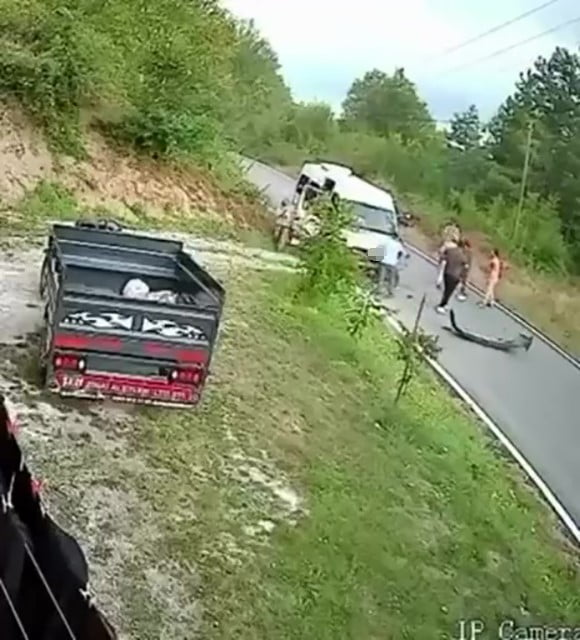 ZONGULDAK'IN KARADENİZ EREĞLİ İLÇESİNDE İŞÇİ SERVİS ARACI İLE OTOMOBİLİN ÇARPIŞTIĞI VE 4 KİŞİNİN...