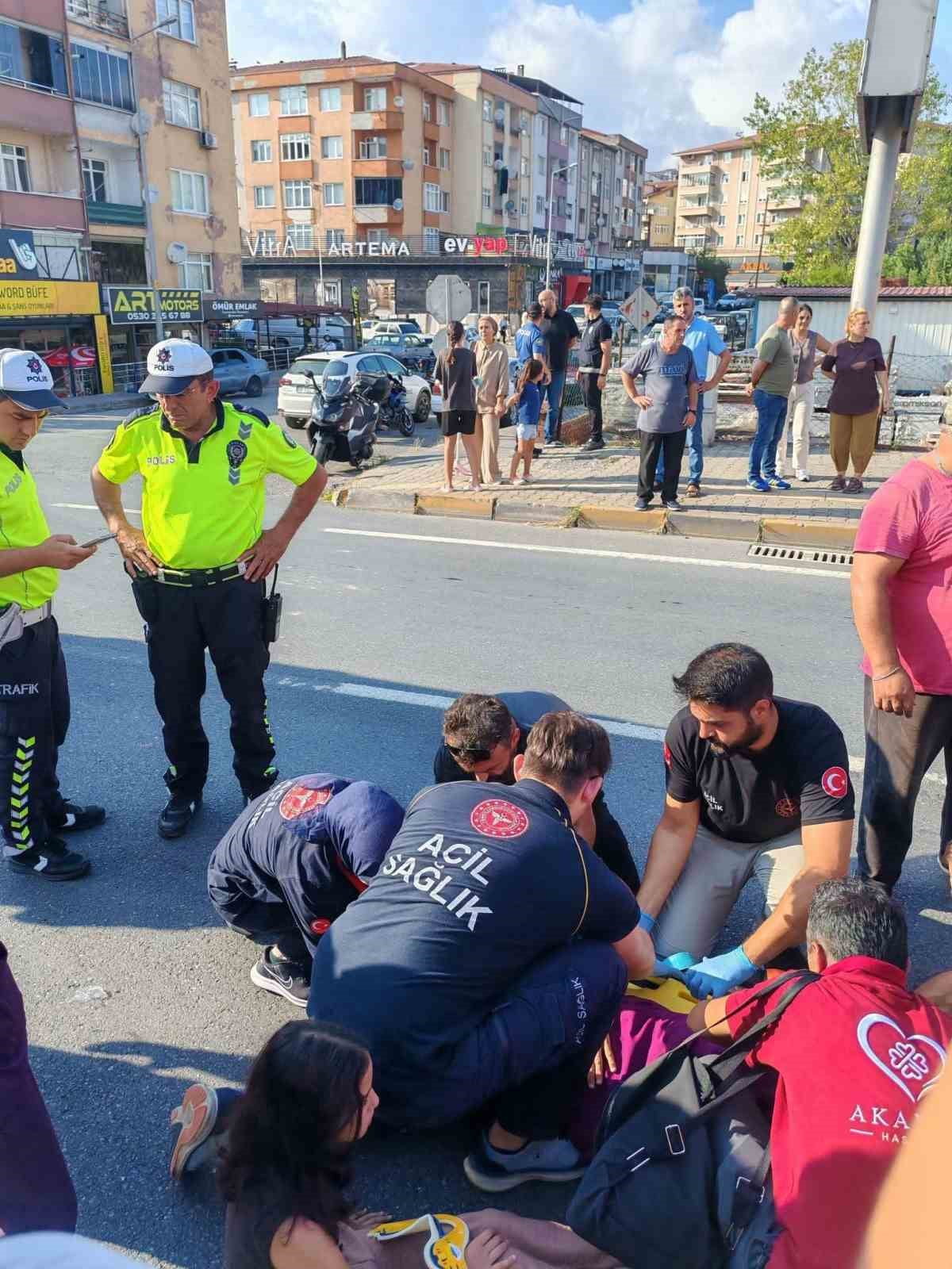 ZONGULDAK'IN KARADENİZ EREĞLİ İLÇESİNDE OTOMOBİLİN ÇARPTIĞI 2 YAYA YARALANDI.
