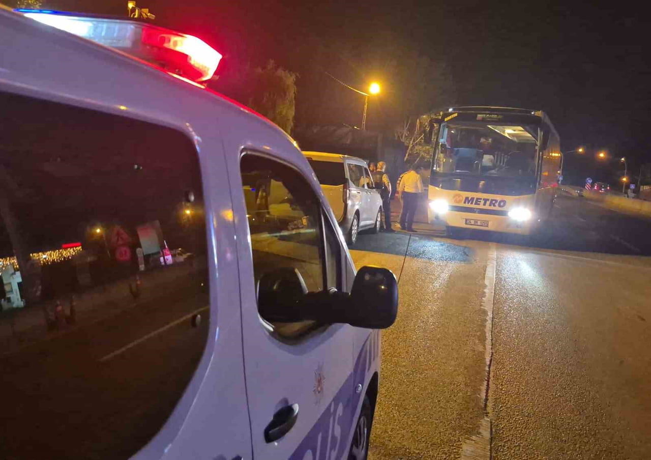 ZONGULDAK'TA OTOBÜS DEĞİŞİMİNDE YAŞANAN ŞOFÖRLERİN KAVGASI BARTIN POLİSİNİ ALARMA GEÇİRDİ. BARTIN...