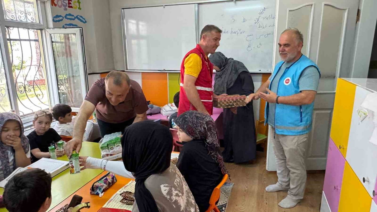 ZONGULDAK (İHA) - TÜRK KIZILAY ALAPLI ŞUBESİ, İLÇEDEKİ YAZ KUR'AN KURSLARINI ZİYARET EDEREK...