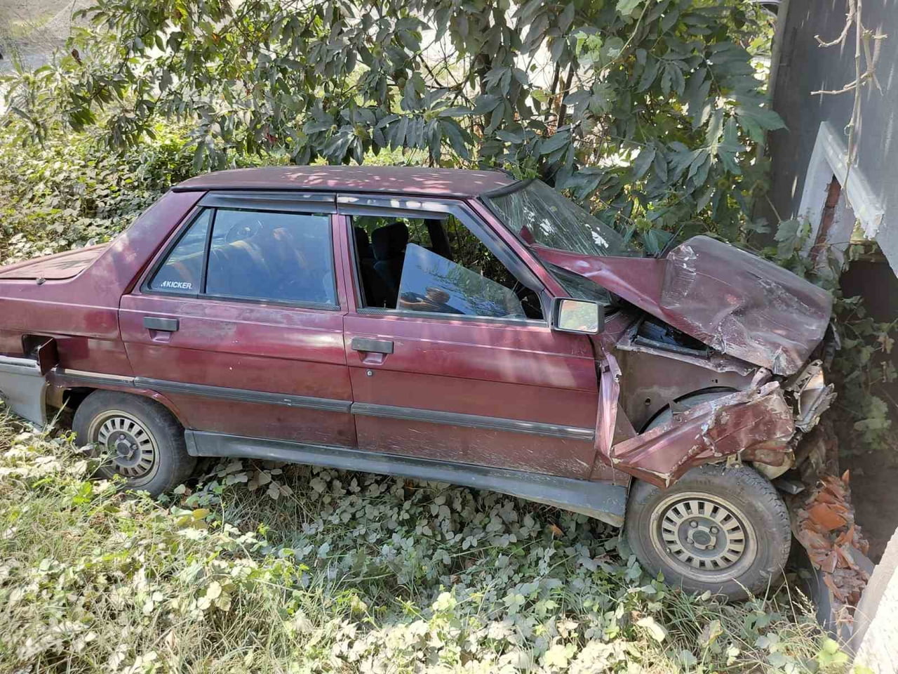 ZONGULDAK (İHA) - ZONGULDAK'IN ALAPLI İLÇESİNDE KONTROLDEN ÇIKAN OTOMOBİLİN YOL KENARINDAKİ BOŞ...