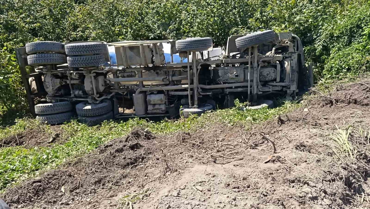 ZONGULDAK (İHA) - ZONGULDAK’IN ALAPLI İLÇESİNDE VİRAJI ALAMAYARAK ŞARAMPOLE UÇAN BETON MİKSERİNİN...