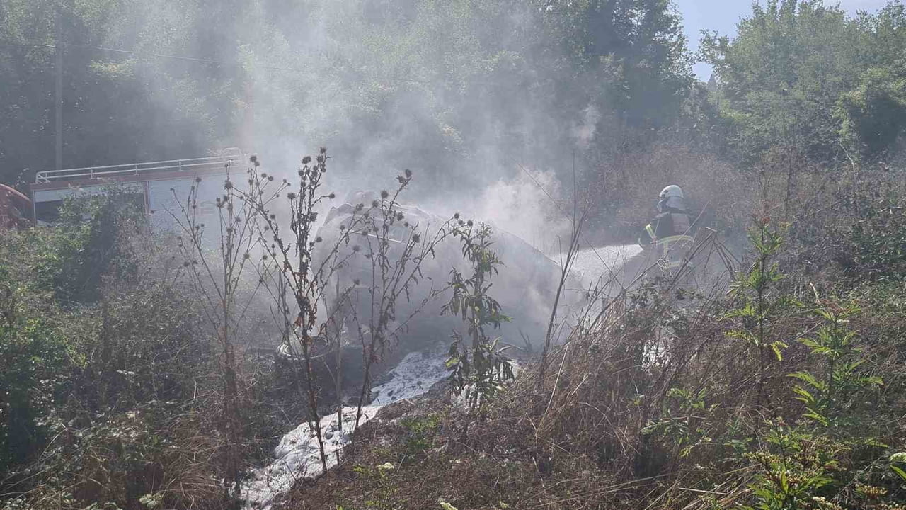ZONGULDAK’IN ÇAYCUMA İLÇESİNDE DURAĞA ÇARPARAK ARAZİYE UÇAN OTOMOBİL TERS DÖNDÜ. KAZANIN ARDINDAN...