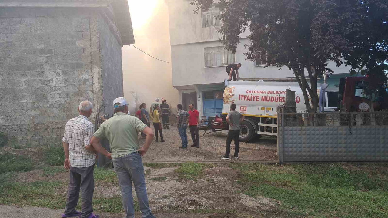 ZONGULDAK’IN ÇAYCUMA İLÇESİNE BAĞLI HELİMLER MAHALLESİ’NDE BİR ODUNLUKTA YANGIN ÇIKTI. YANGIN...