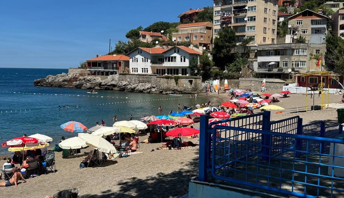 ZONGULDAK’TA DENİZ SUYUNUN SOĞUK OLMASINA RAĞMEN VATANDAŞLAR HALK PLAJINA YOĞUN İLGİ...