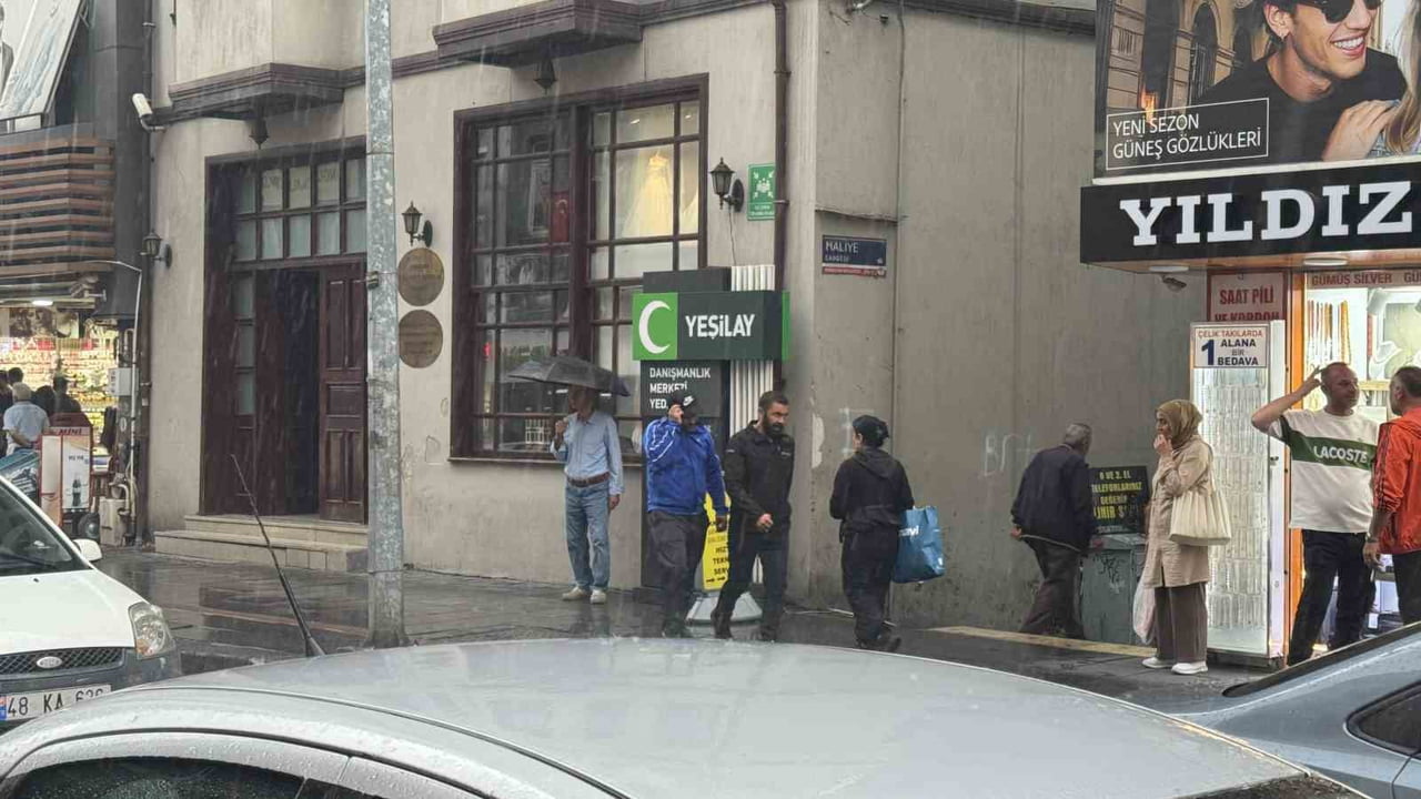 ZONGULDAK’TA VATANDAŞLAR YAĞMURA HAZIRLIKSIZ YAKALANDI.
