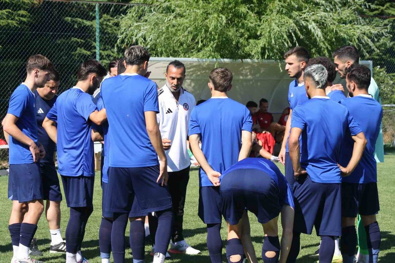 ZONGULDAKSPOR FUTBOL KULÜBÜ TEKNİK DİREKTÖRÜ BARIŞ ŞEREF, BOLU'NUN GEREDE İLÇESİNDE TAMAMLANAN 10...