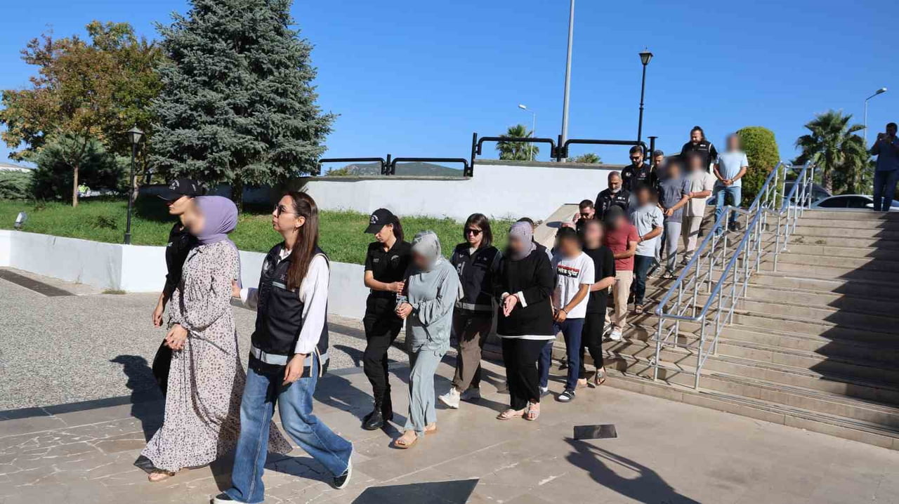 10 ŞÜPHELİ ŞAHIS İŞLEMLERİNİN ARDINDAN ADLİYEYE SEVK EDİLDİ.