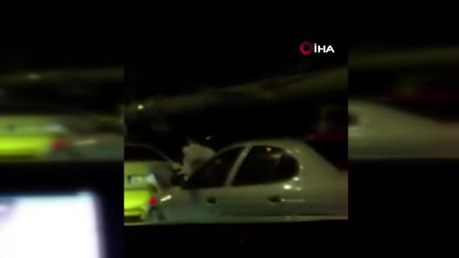 15 Temmuz Şehitler Köprüsü'nde ilginç görüntü: Aracın kaputuna oturdu, önündeki arabayı ayağıyla...