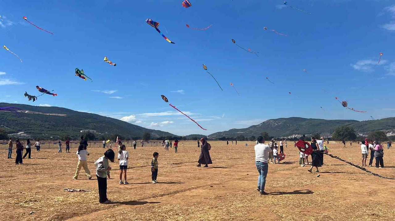 33. ULUSLARARASI MUĞLA KÜLTÜR VE SANAT ŞENLİĞİ, ÇOCUKLARI VE AİLELERİ GÖKYÜZÜNÜN RENKLERİYLE...