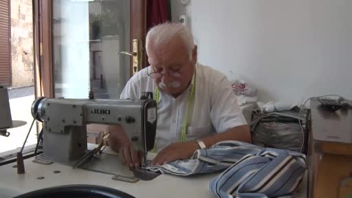 55 yıllık terzi, boş vakitlerini kitap okuyarak geçiriyor