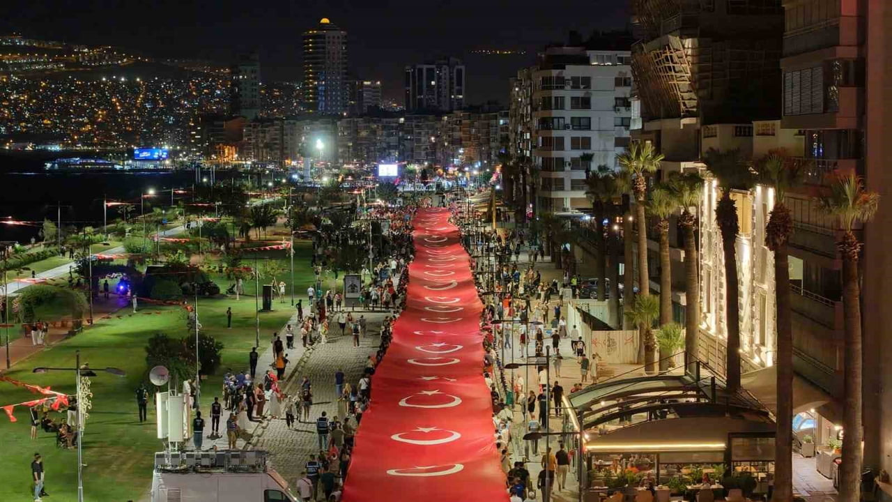 9 EYLÜL COŞKUSU, KONAK PİER’DEN BAŞLAYIP CUMHURİYET MEYDANI'NDAN KÜLTÜRPARK LOZAN KAPISI’NA KADAR...