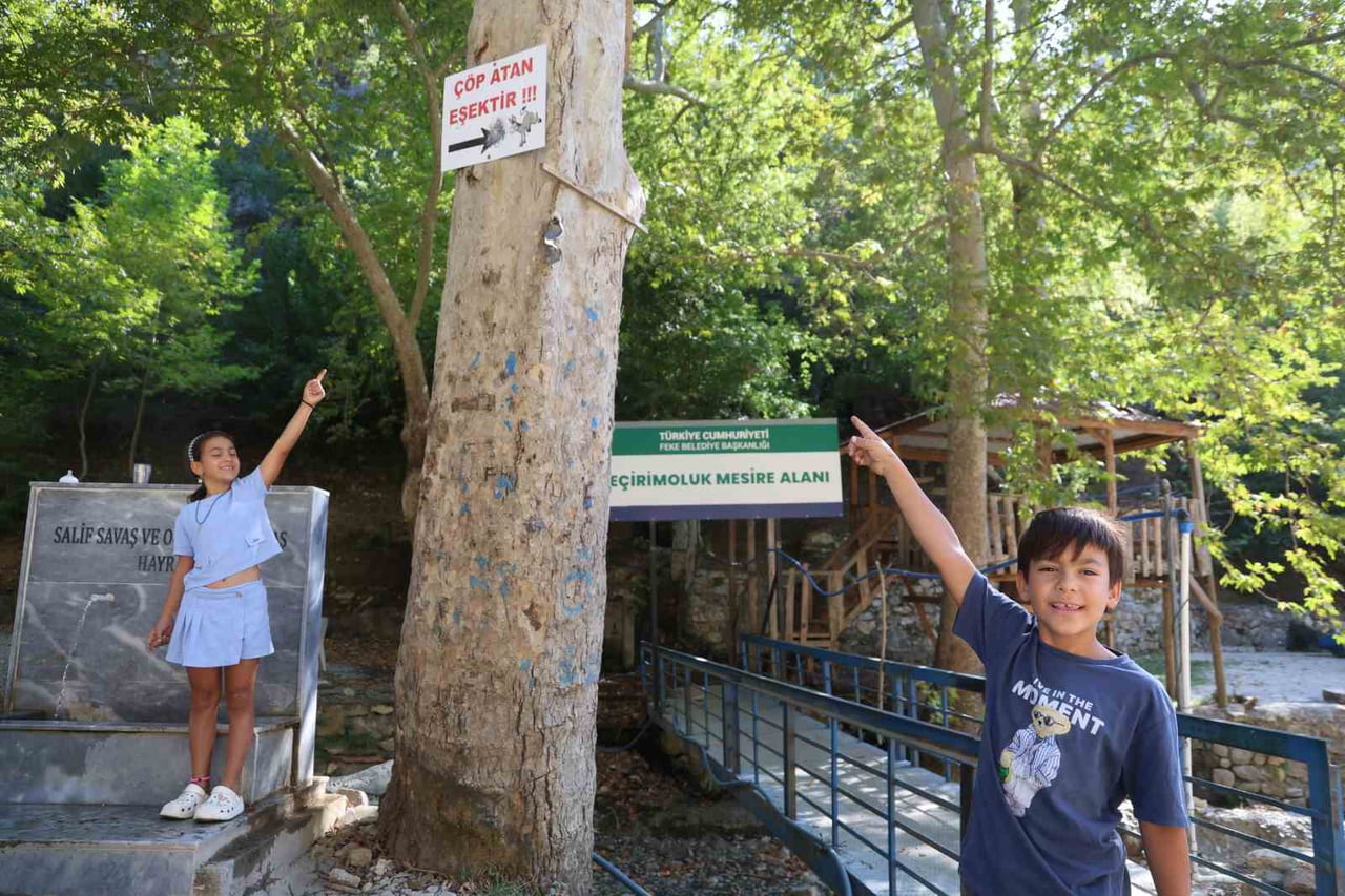 9 YAŞINDAKİ ZEYNEP MİRAY SOLMUŞGÜL, ALANDA BULUNAN "ÇÖP ATAN EŞEKTİR" YAZILI TABELANIN HAKLI...
