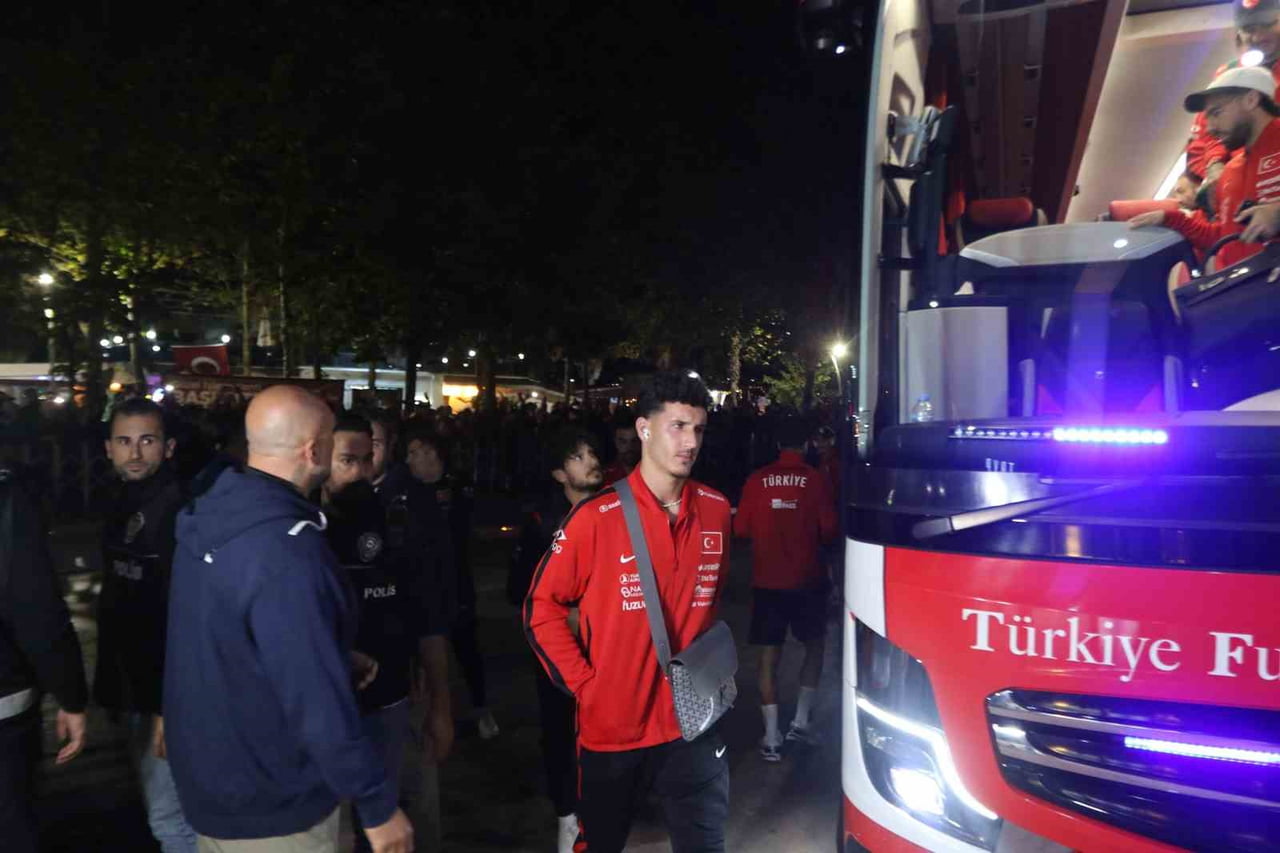 A MİLLİ FUTBOL TAKIMI, FRANSA MAÇI ÖNCESİ KOCAELİ STADYUMU'NDA GERÇEKLEŞTİRDİĞİ KISA YÜRÜYÜŞÜN...