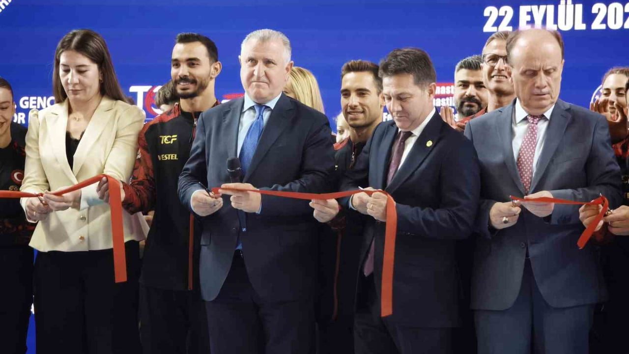 AÇILIŞA BAKAN BAK'IN YANI SIRA SİNCAN BELEDİYE BAŞKANI MURAT ERCAN, TÜRKİYE VOLEYBOL FEDERASYONU...