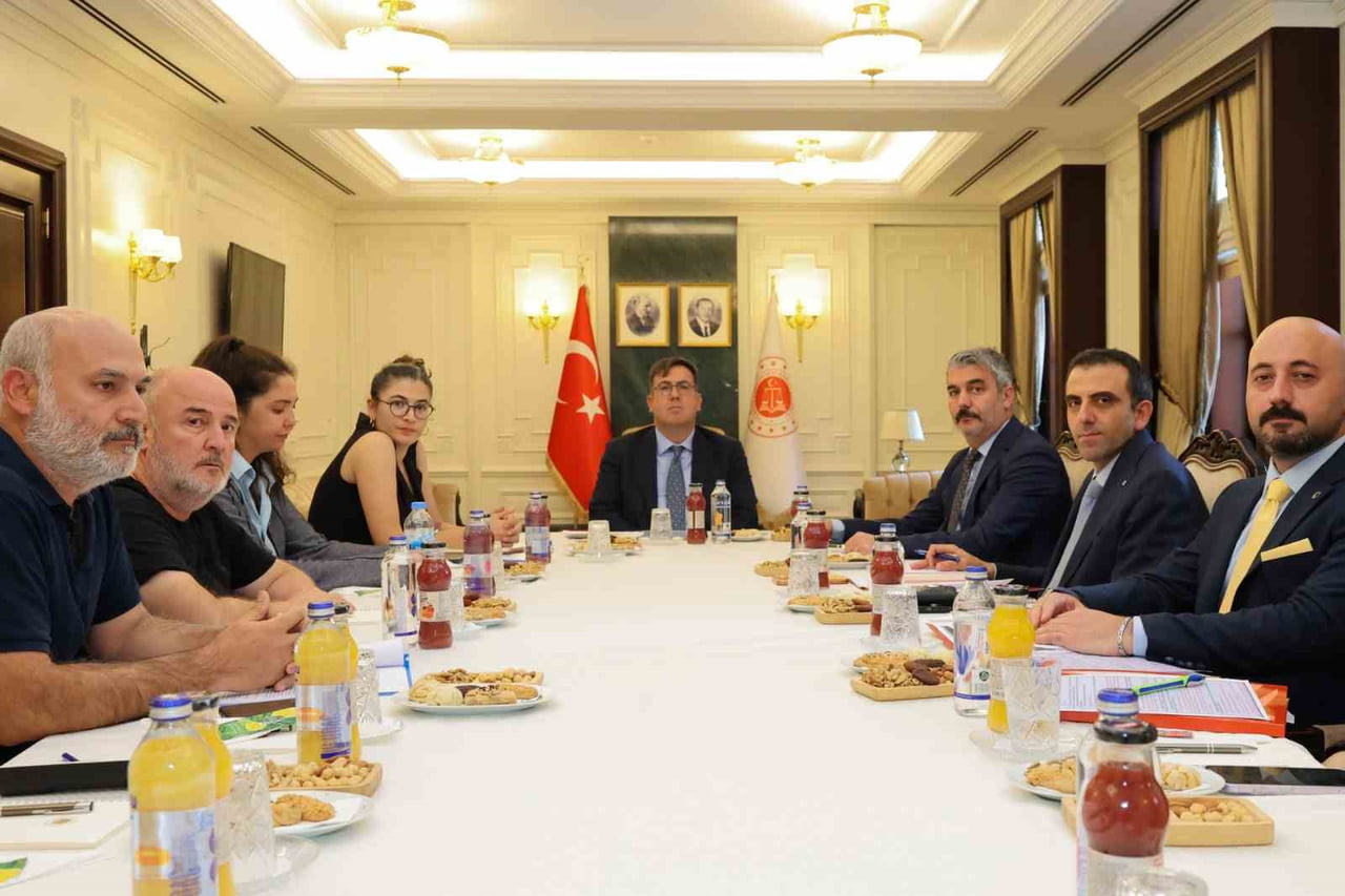 ADALET BAKAN YARDIMCISI CAN TUNCAY, 6 ŞUBAT DEPREMLERİNDE YAKINLARINI KAYBEDEN VATANDAŞLARIN...