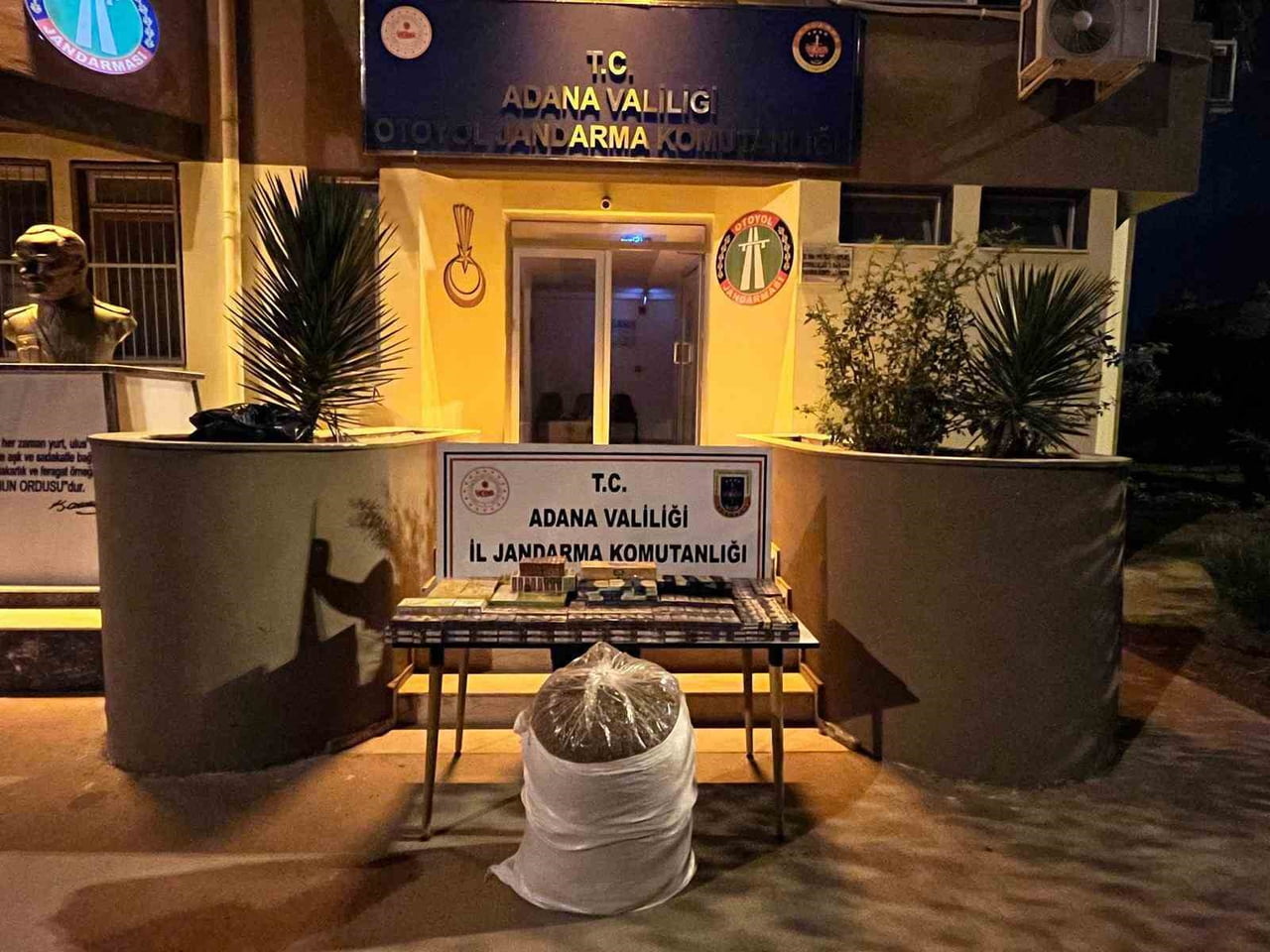 ADANA'DA 2 ARAÇTA 630 PAKET KAÇAK SİGARA İLE 100 KİLOGRAM KAÇAK KIYILMIŞ TÜTÜN ELE...