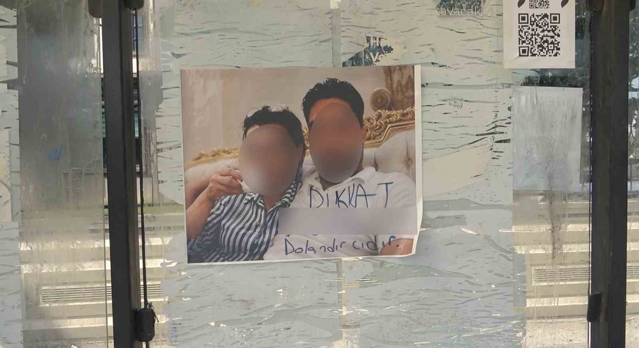 ADANA'DA BİR OTOBÜS DURAĞINA ASILAN VE ÜZERİNDE BİR ERKEK İLE KADININ FOTOĞRAFININ YER ALDIĞI...