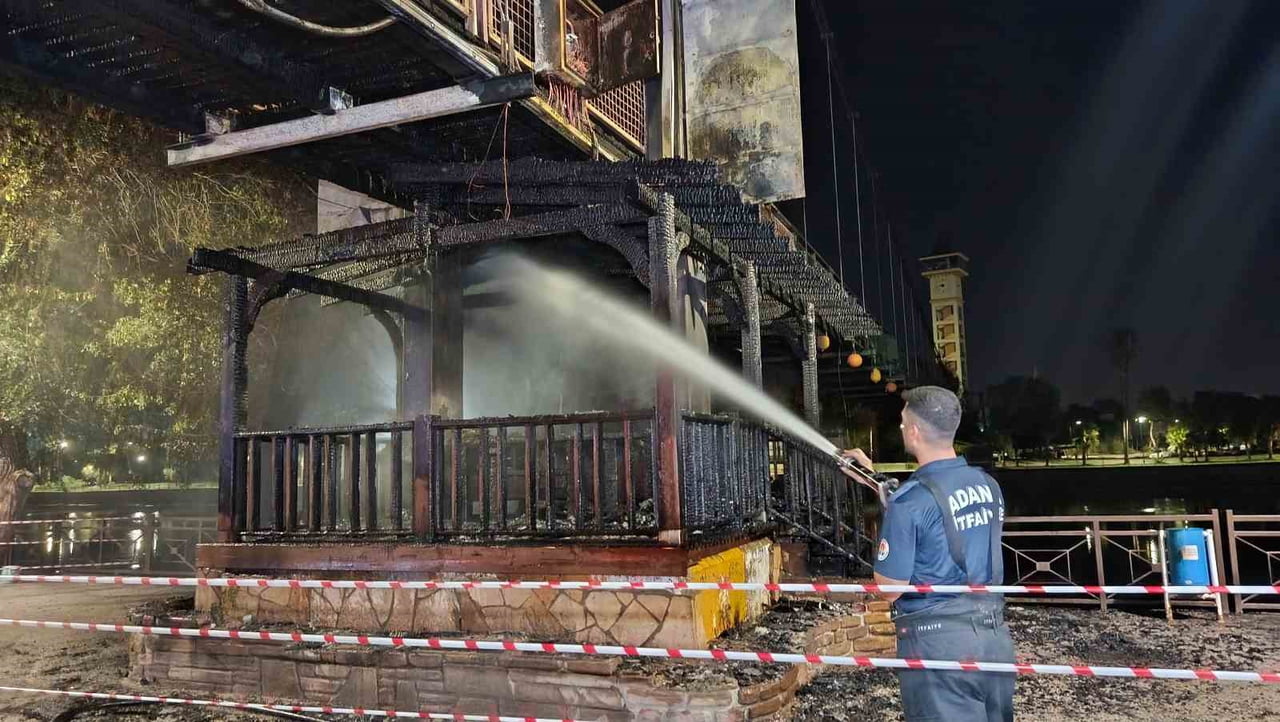 ADANA'DA SEYHAN NEHRİ ÜZERİNDE BULUNAN ASMA YAYA KÖPRÜSÜNDE ÇIKAN YANGIN KORKUTTU. AHŞAP...