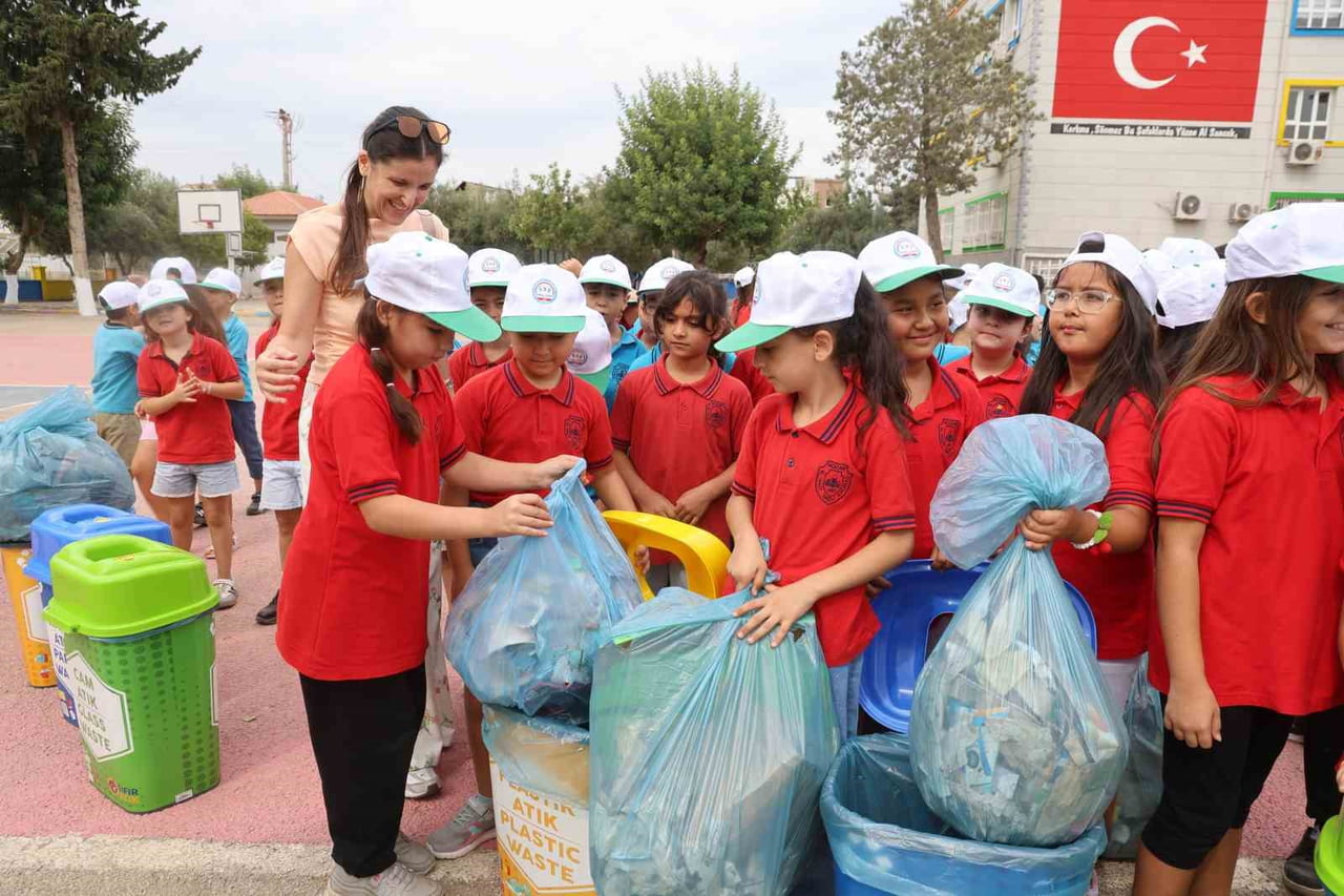 ADANA'NIN KOZAN İLÇESİNDE HALİT DAĞLI İLKOKULU ÖĞRENCİLERİ, "EĞİTİM KENTİ ADANA'DA SIFIR ATIK VE...