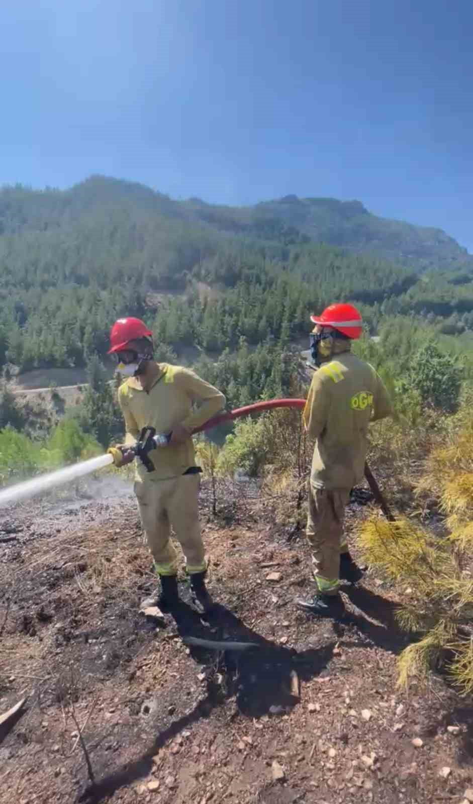 ADANA'NN FEKE İLÇESİNDE ORMANLIK ALANDA YANGIN ÇIKTI. YANGINA 1 HELİKOPTER İLE MÜDAHALE...