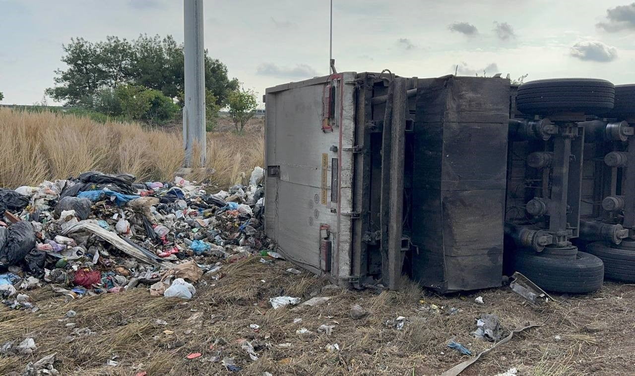 ADANA’DA ATIK YÜKLÜ TIRIN DEVRİLMESİ SONUCU MEYDANA GELEN KAZADA SÜRÜCÜ YARALANDI.