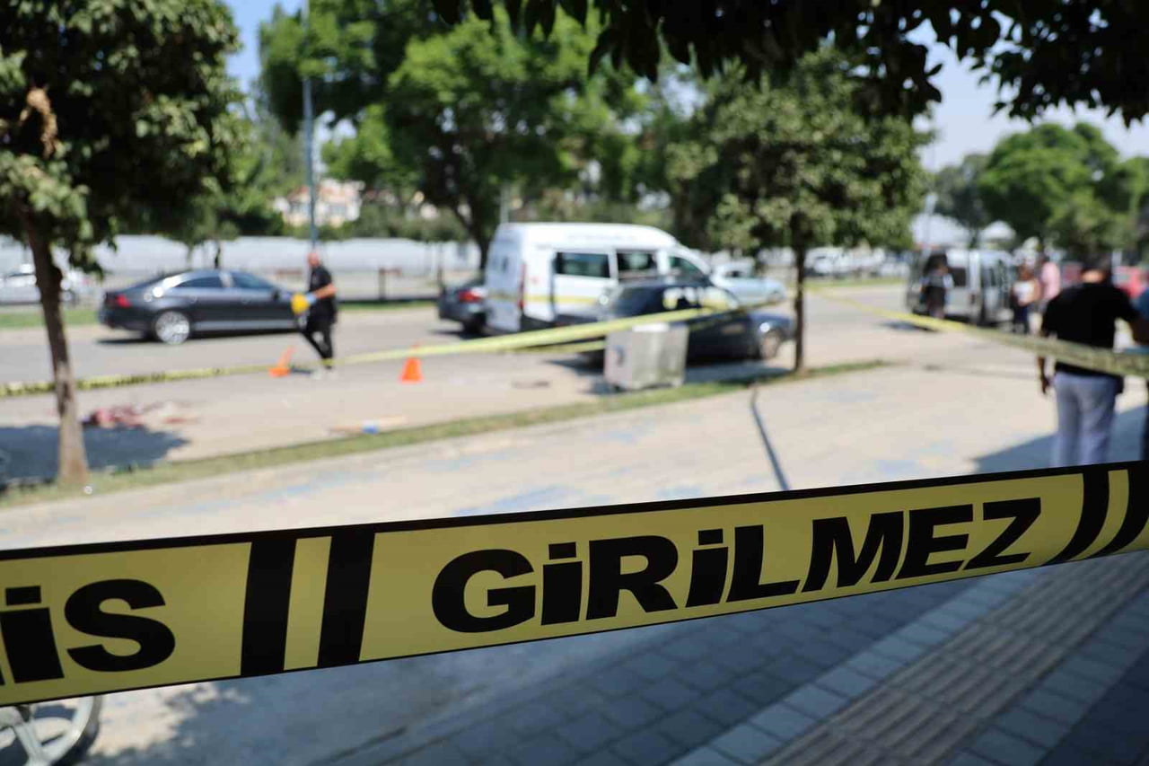 ADANA’DA BOŞANMA DAVASINDAN ÇIKAN İKİ AİLE ARASINDA ÇIKAN SİLAHLI, SOPALI VE DÖNER BIÇAKLI KAVGADA...