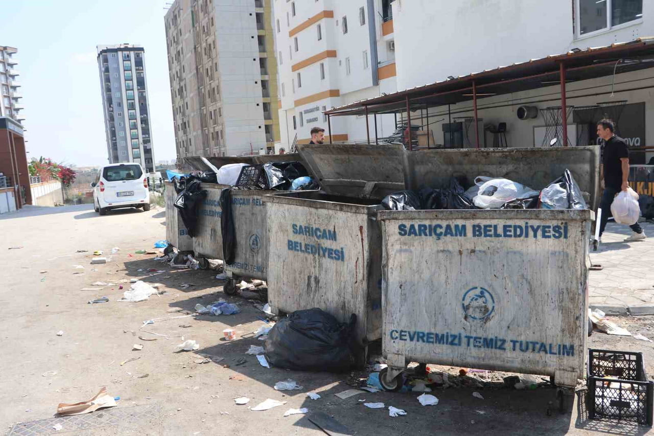 ADANA’DA CADDE VE SOKAKLARDA BİRİKEN ÇÖPLER VATANDAŞLARI CANINDAN BEZDİRİRKEN, BAZI MAHALLE...
