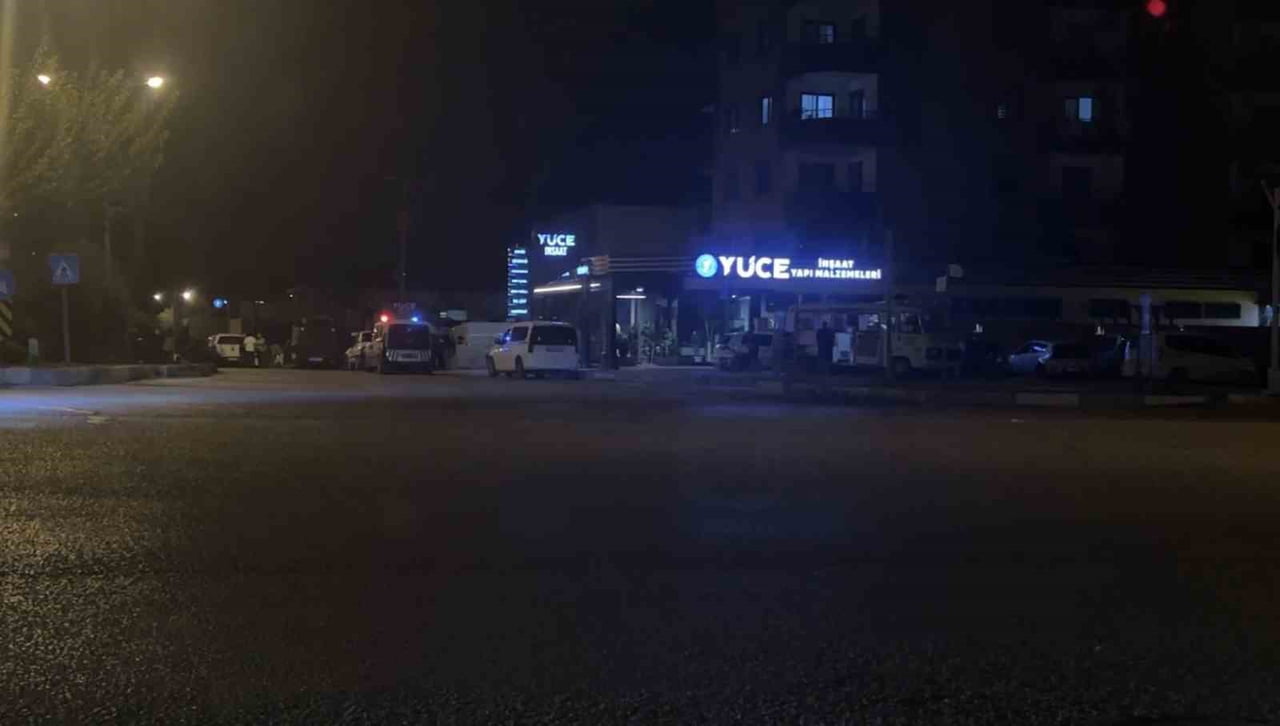 ADANA’DA İNŞAAT MALZEMELERİ SATAN BİR FİRMAYA MOLOTOF KOKTEYLİ SALDIRI DÜZENLENDİ. SALDIRGANLAR...
