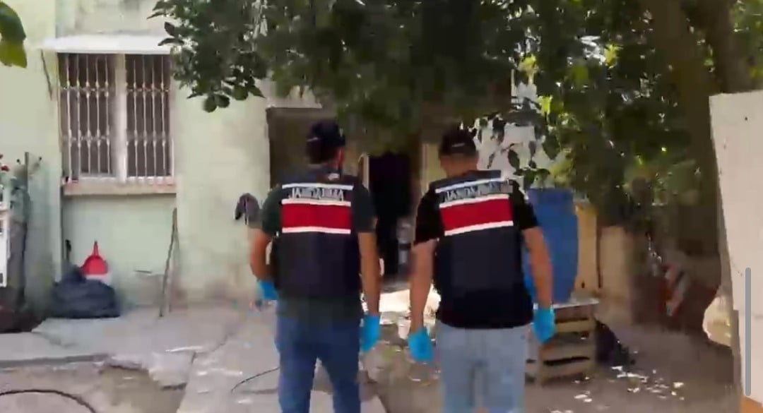 ADANA’DA JANDARMA EKİPLERİNİN DÜZENLEDİĞİ OPERASYONDA 1 TON 670 LİTRE KAÇAK ALKOL İLE RUHSATSIZ...