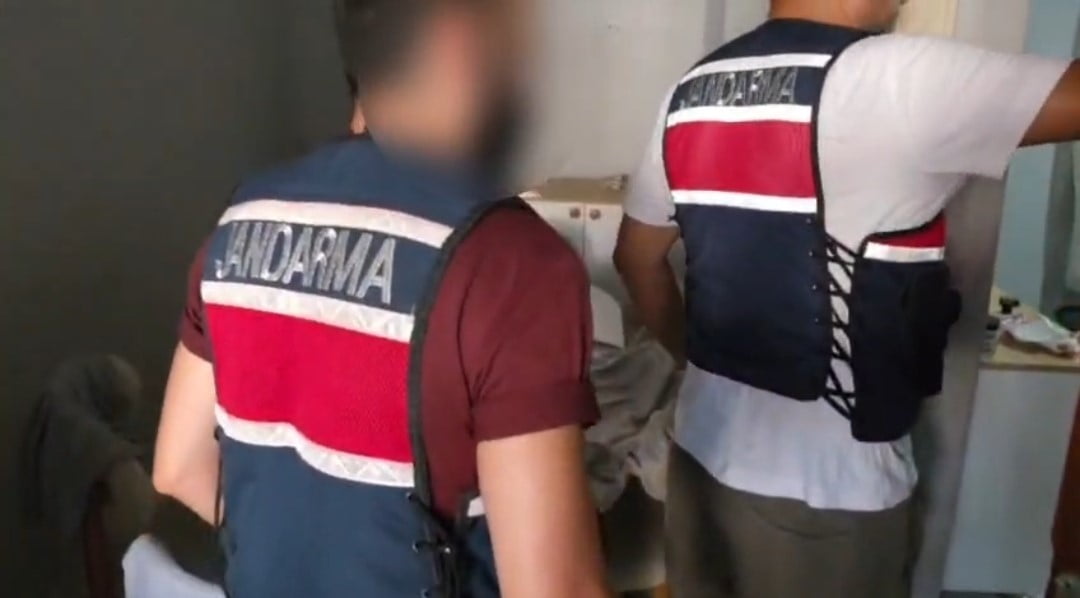 ADANA’DA JANDARMA EKİPLERİNİN UYUŞTURUCU VE RUHSATSIZ SİLAHLA MÜCADELE KAPSAMINDA DÜZENLEDİĞİ...