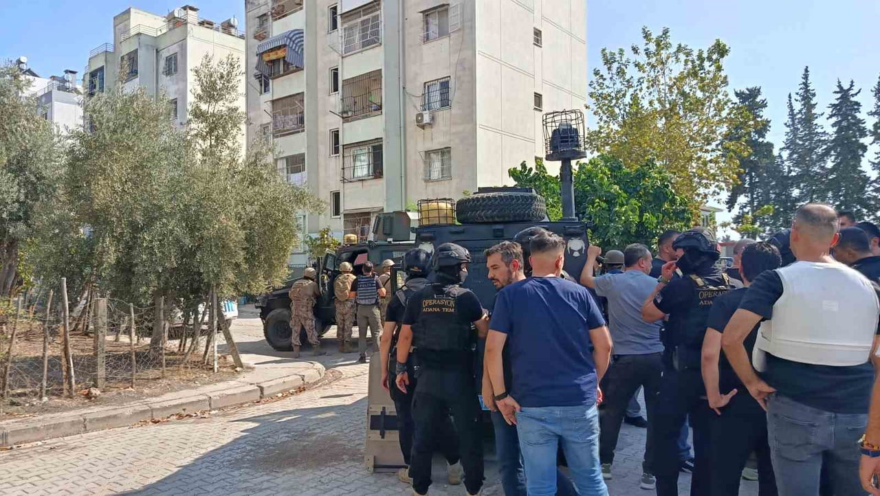 ADANA’DA KESİNLEŞMİŞ HAPİS CEZASI OLAN ŞAHIS POLİS EKİPLERİNİ GÖRÜNCE ELİNDE EL BOMBASI OLDUĞU...