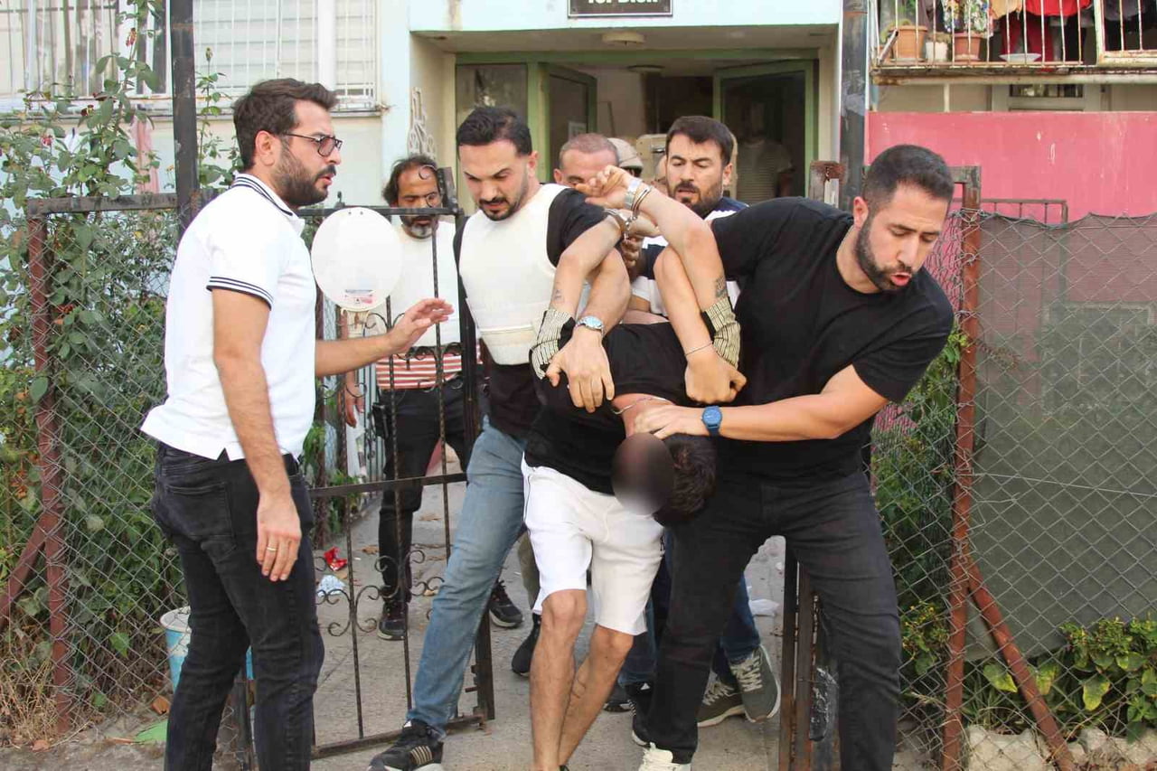 ADANA’DA KURŞUNLAMA GİBİ OLAYLARDA ARANMASI BULUNAN ŞAHIS POLİSE TESLİM OLMAMAK İÇİN ÖNCE TABANCA...