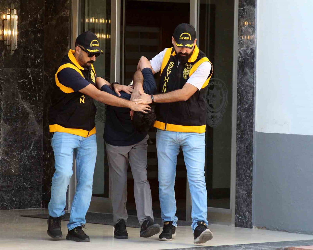 ADANA’DA POLİS EKİPLERİ, HAKKINDA 317 AYRI SUÇTAN ARAMA KAYDI BULUNAN VE 10 YIL 7 AY KESİNLEŞMİŞ...