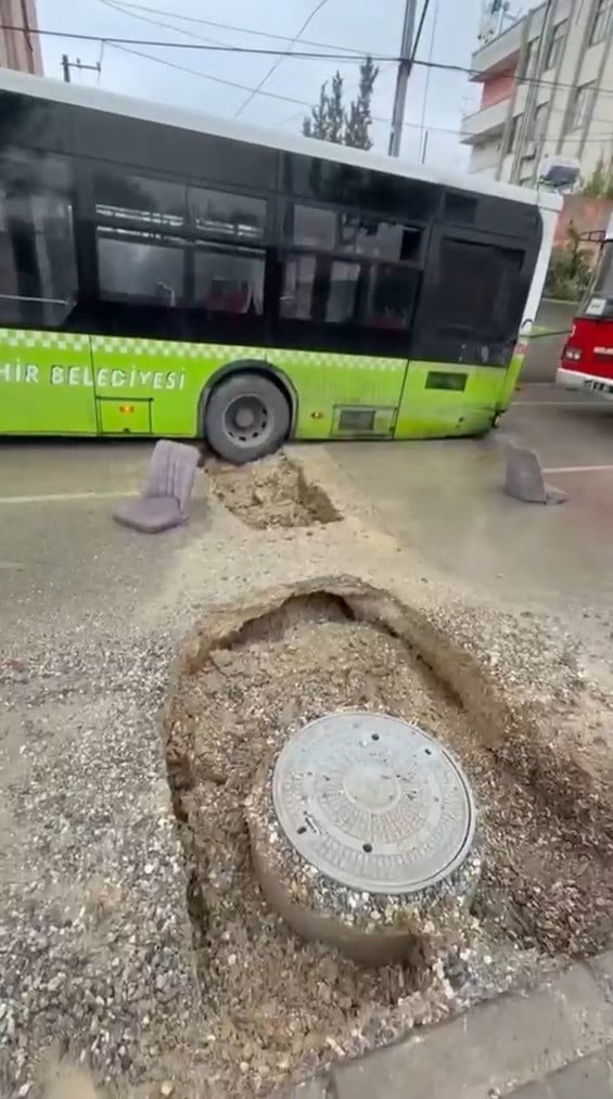 ADANA’DA ŞİDDETLİ YAĞIŞ SONRASI OLUŞAN ÇUKURA DÜŞEN BELEDİYE OTOBÜSÜ, EKİPLERİN ÇALIŞMASIYLA...