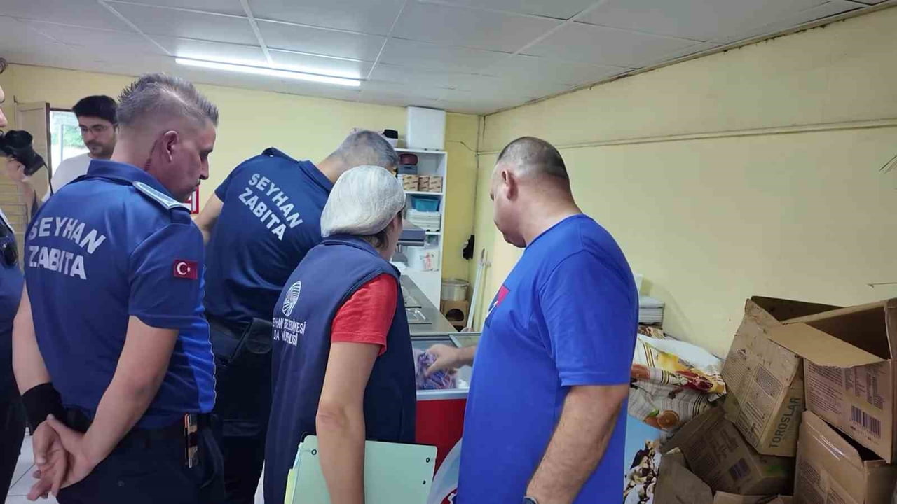 ADANA’DA ZABITA EKİPLERİ, 14 EYLÜL İTİBARIYLA UYGULAMAYA KONULAN YENİ KURALLAR ÇERÇEVESİNDE OKUL...