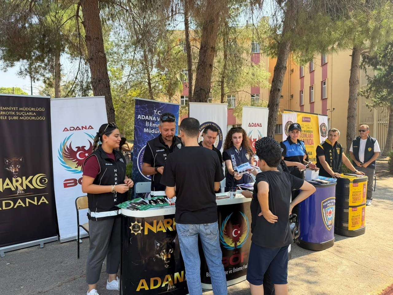ADANA EMNİYET MÜDÜRLÜĞÜ EKİPLERİ, ÜNİVERSİTE EĞİTİMİ İÇİN KENTE GELEN ÖĞRENCİLER VE AİLELERİNİ...