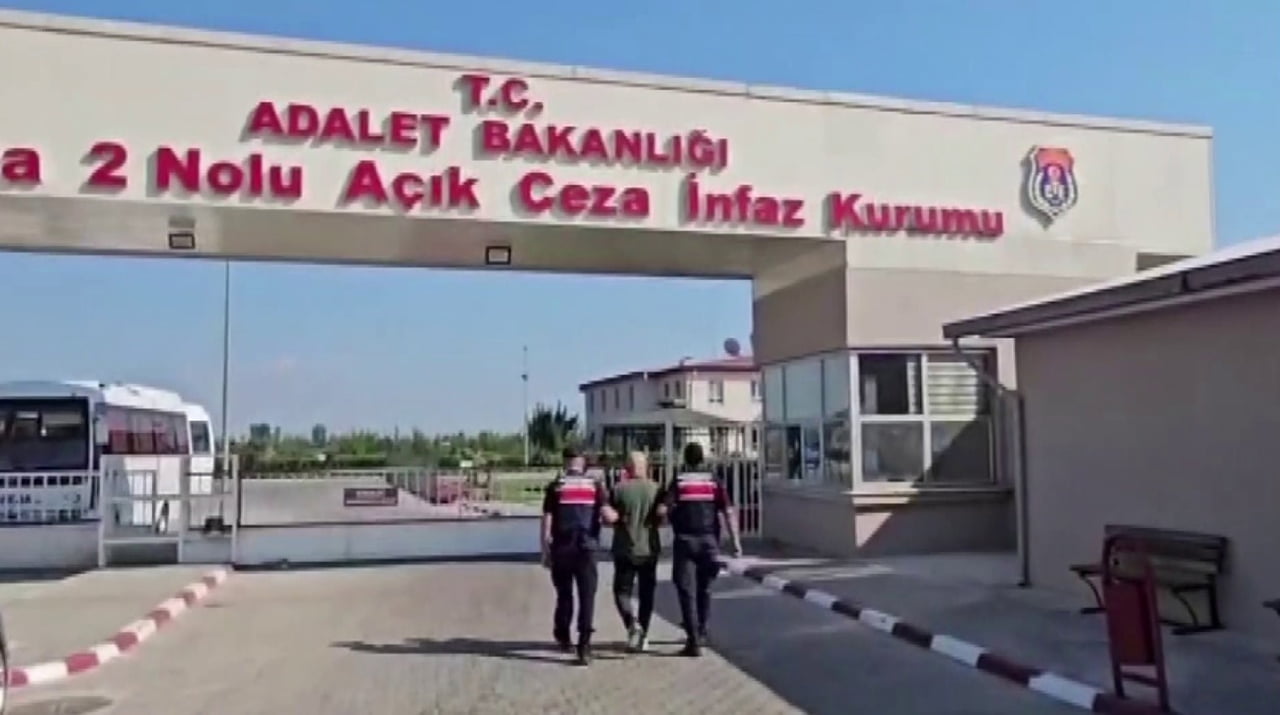 ADANA İL JANDARMA KOMUTANLIĞI, ÇEŞİTLİ SUÇLARDAN KESİNLEŞMİŞ HAPİS CEZASI BULUNAN 4 FİRARİ...