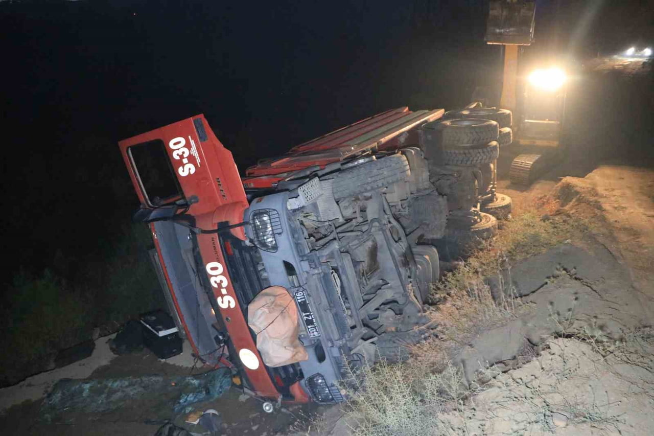 ADANA’NIN KARAİSALI İLÇESİNDE ÇIKAN ORMAN YANGINA MÜDAHALE EDEN BİR ARAZÖZ DEVRİLDİ, KAZADA 2...