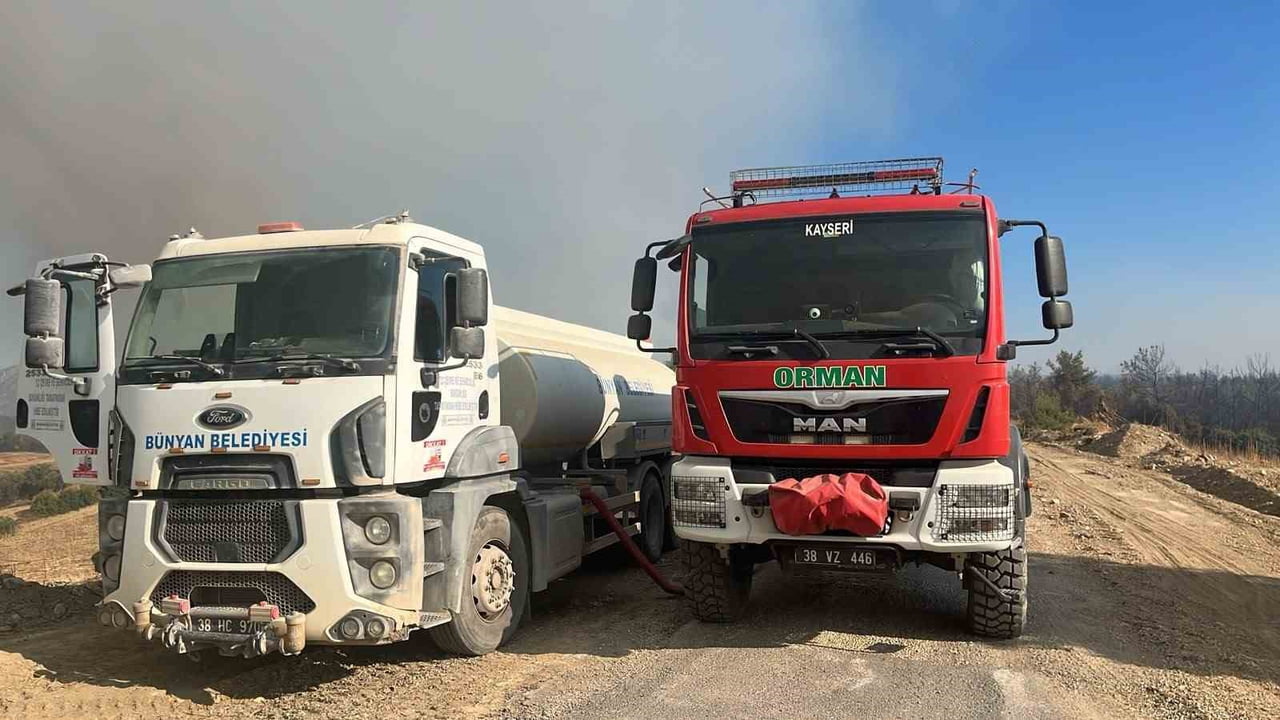 ADANA’NIN KOZAN İLÇESİNDE ÇIKAN YANGININ KONTROL ALTINA ALINMASI İÇİN ÇALIŞMALAR SÜRERKEN, BÜNYAN...