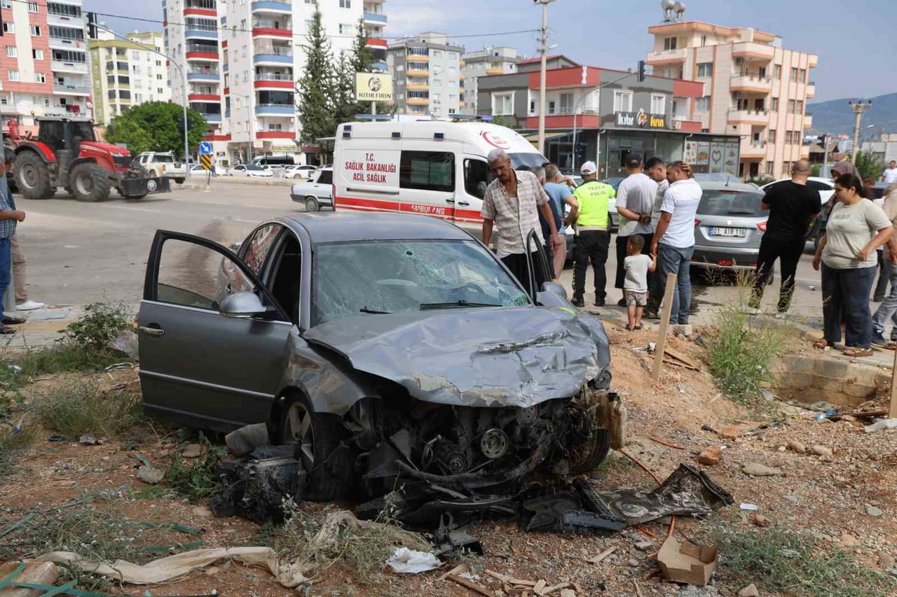 ADANA’NIN KOZAN İLÇESİNDE VOLKSWAGEN PASSAT İLE SUZUKİ MARKA OTOMOBİLİN SÜRÜCÜLERİNİN KAVŞAKTA...