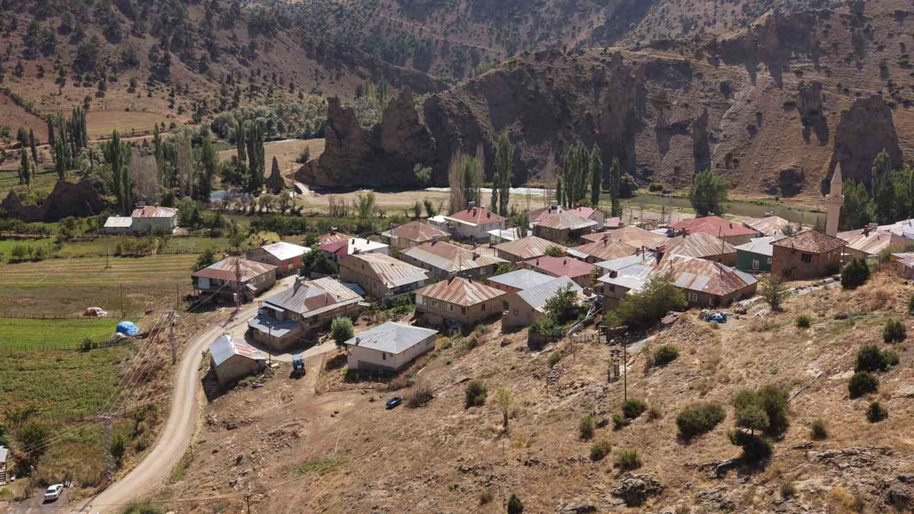 ADANA’NIN TUFANBEYLİ İLÇESİNE BAĞLI ÇUKURKIŞLA MAHALLESİ’NDE SARP KAYALIKLAR, AKARSU VADİSİ VE...