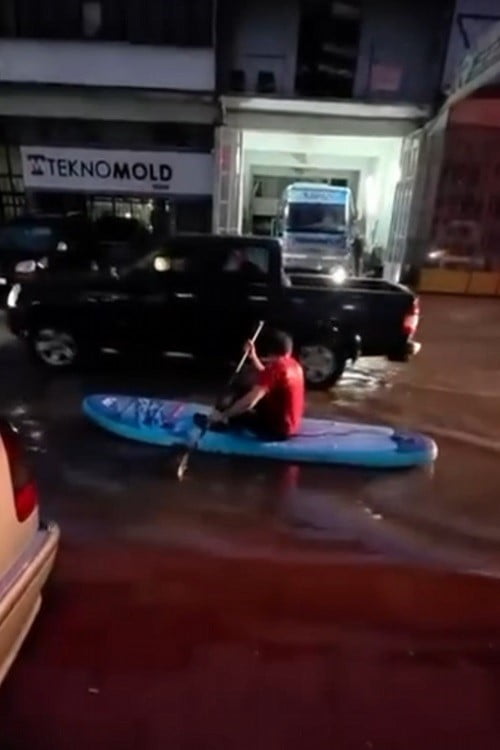 ADAPAZARI İLÇESİNDE BİR KİŞİ SOKAK ÜZERİNDE BİRİKEN SU ÜSTÜNDE SUP BOARD İLE GEZİNTİYE ÇIKTI....